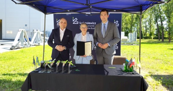 grupa osób na pikniku