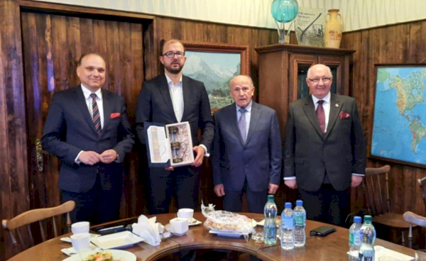 4 mężczyzn stojących w pomieszczeniu