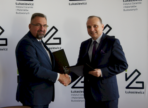 dwóch mężczyzn uścisk dłoni