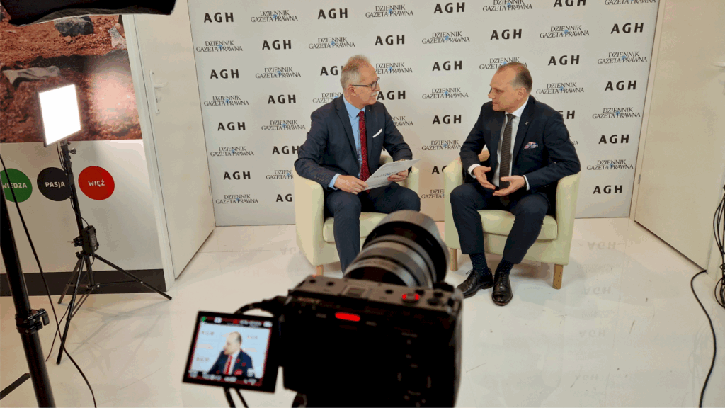 dwóch mężczyzn rozmawiających