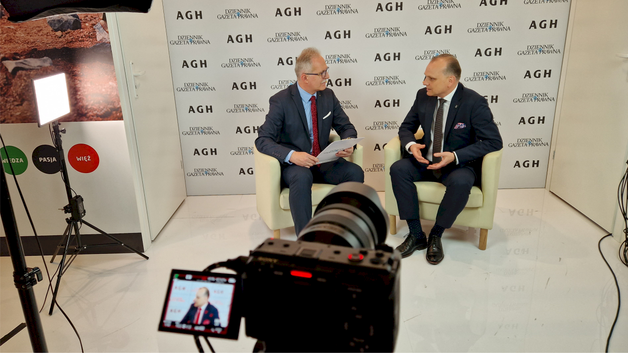 dwóch mężczyzn rozmawiających