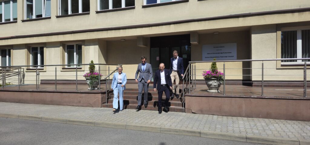 grupa ludzi wychodząca z budynku