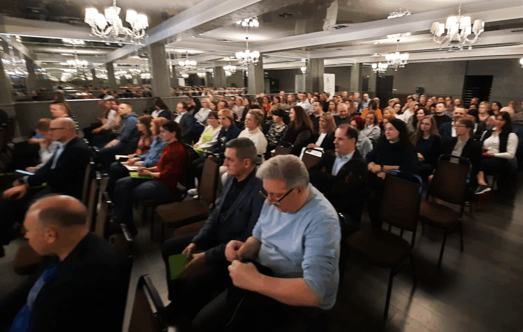 grupa ludzi podczas konferencji