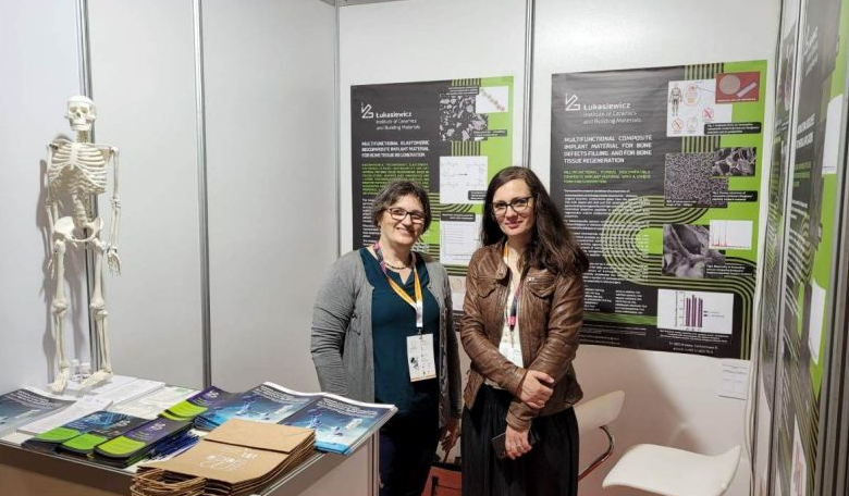 dwie kobiety stojące obok siebie