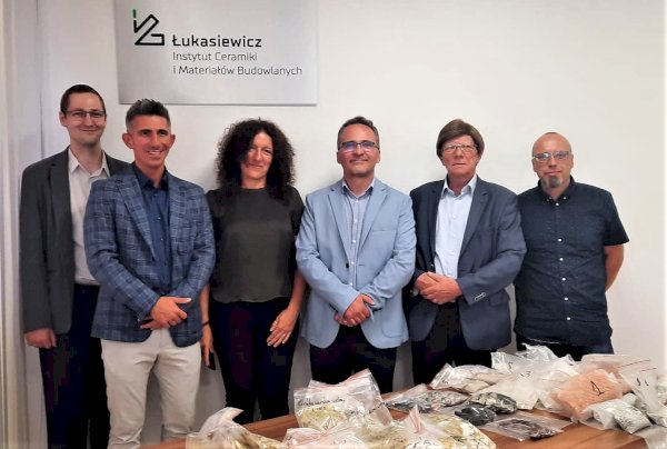 grupa elegancko ubranych ludzi w jasnym pomieszczeniu