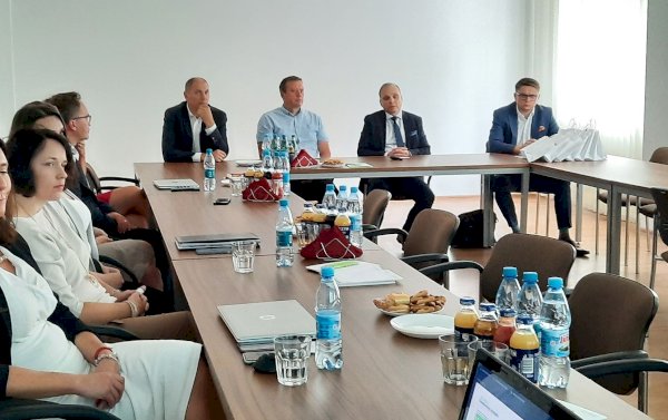 grupa ludzi w sali konferencyjnej