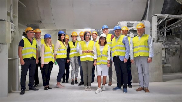 grupa ludzi w kamizelkach odblaskowych