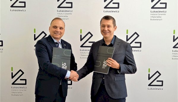 uścisk dłoni dwóch mężczyzn