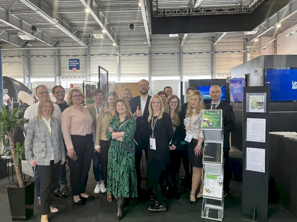 grupa ludzi w sali konferencyjnej