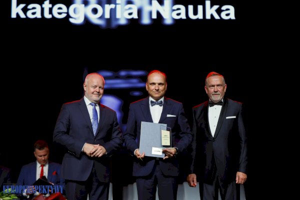 nagłówek kategoria nauka i trzech panów w garniturach