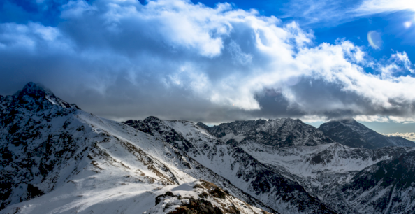 zaśnieżone szczyty gór